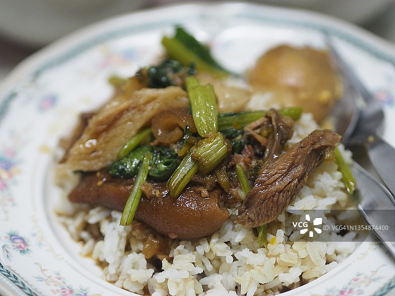 青衣菜焖猪腿配白米饭，猪腿配米饭，猪腿配米饭。鲜火腿米饭配菜图片素材