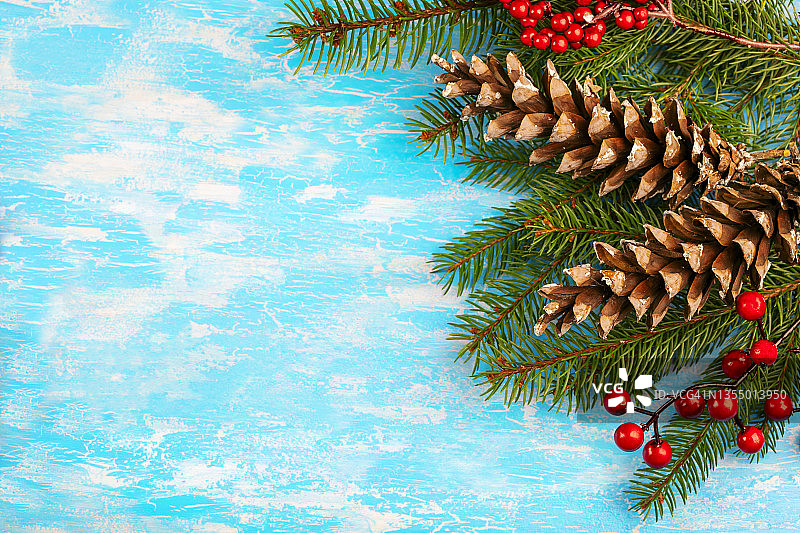 圣诞背景与冷杉枝和圣诞装饰木制的蓝色背景。图片素材