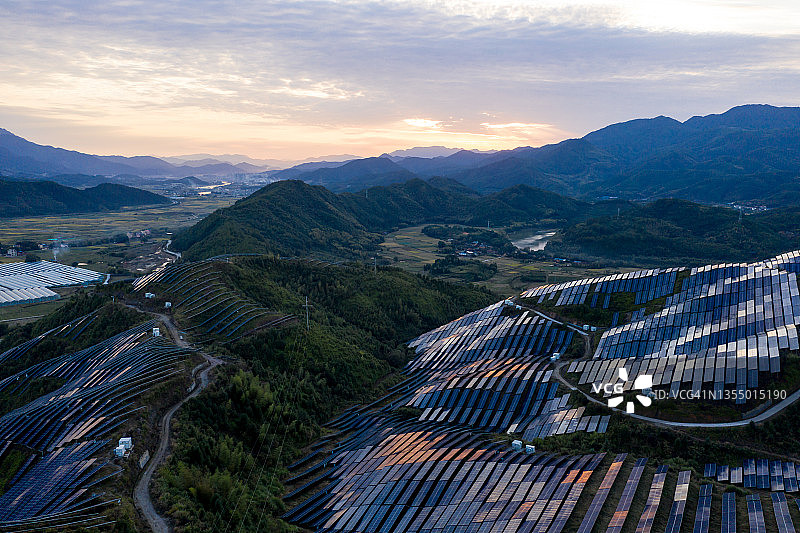 山顶上的太阳能光伏电站的航拍图片素材