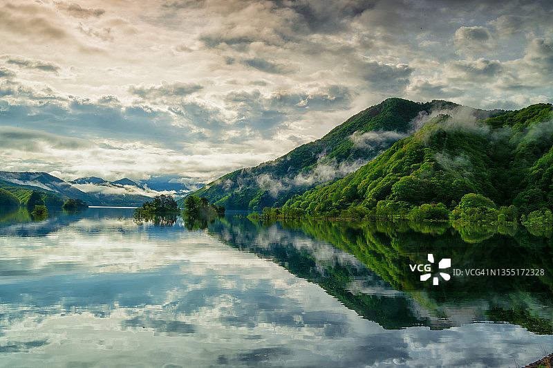 乌拉班代:秋本湖的云影图片素材