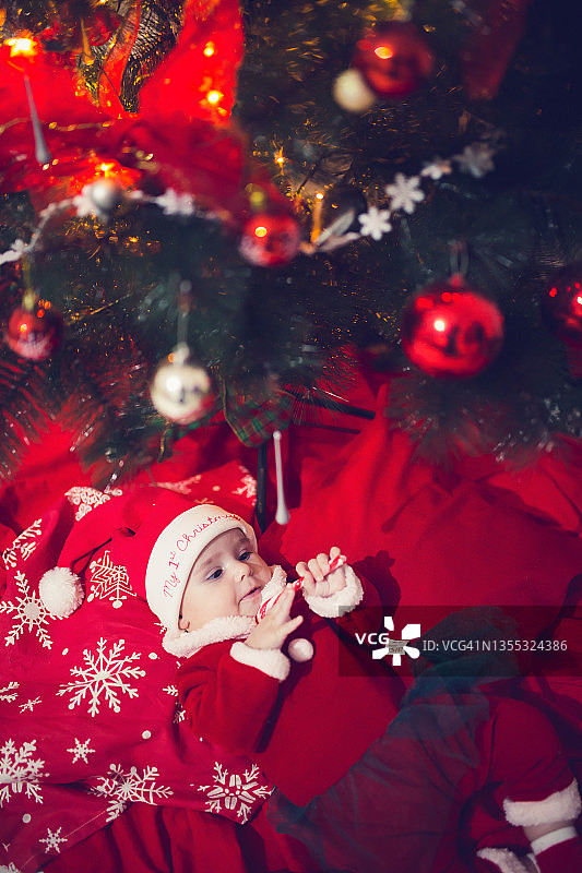 在圣诞树下穿着圣诞服装的小女孩图片素材