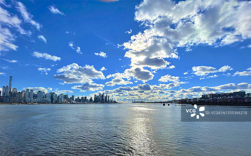 曼哈顿和新泽西海岸线上空的云景图片素材