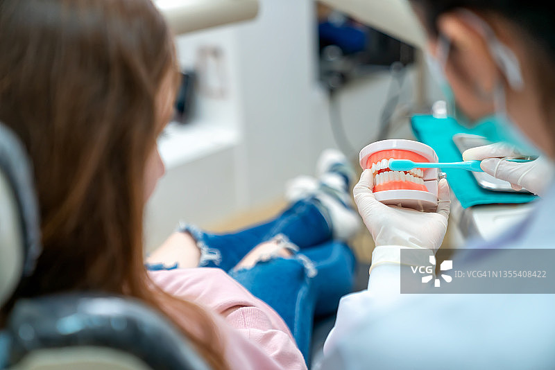 牙医医生解释并建议如何保持牙齿和口腔的健康。图片素材