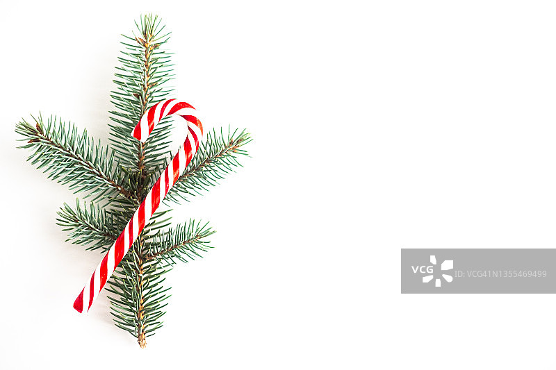 圣诞树的树枝和糖果手杖孤立在白色的背景。新年的象征。图片素材