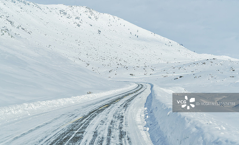 在深雪中蜿蜒的空旷道路图片素材