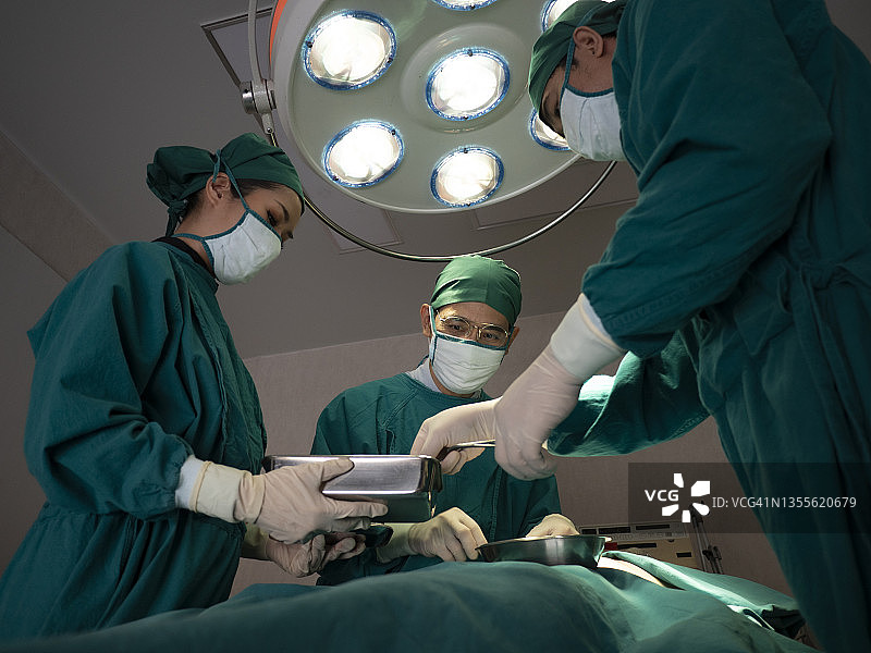 医疗团队在医院进行外科手术。医疗队正在做危重手术图片素材