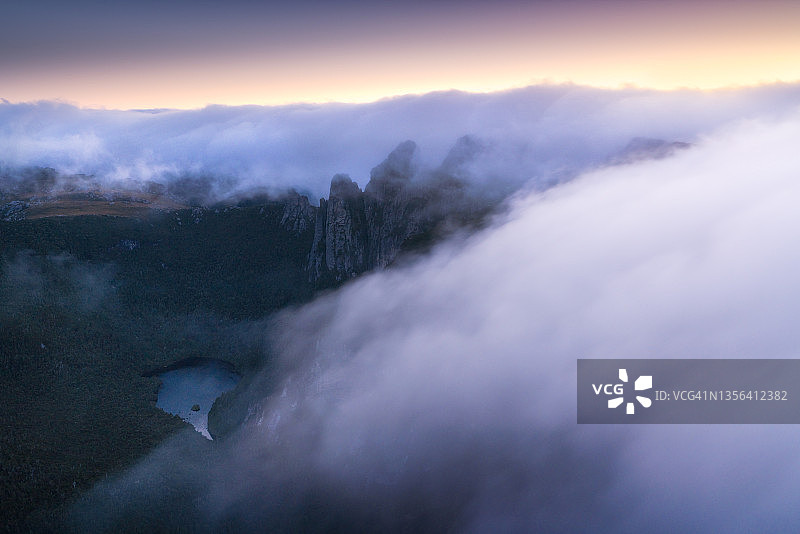 从澳大利亚塔斯马尼亚西南国家公园的山墙山顶望去，沿东亚瑟·特拉弗斯的贝舍尔湖即将消失在雾中图片素材