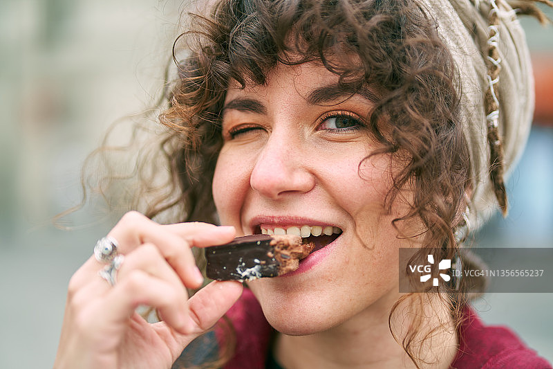 快乐的女人在街上吃糖果图片素材