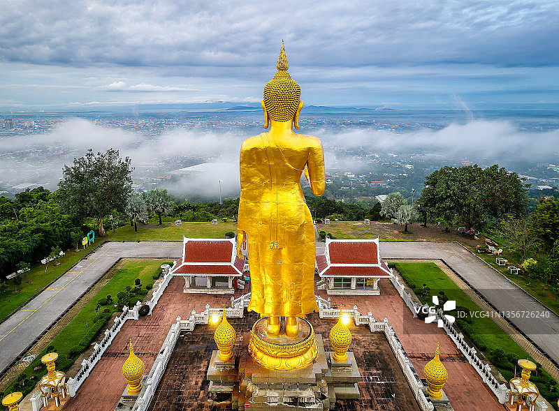 无人机观看泰国松卡省哈特雅山顶公园的日出美景和金佛雕像图片素材