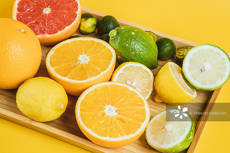 柑橘类水果家族托盘上的黄色背景图片素材