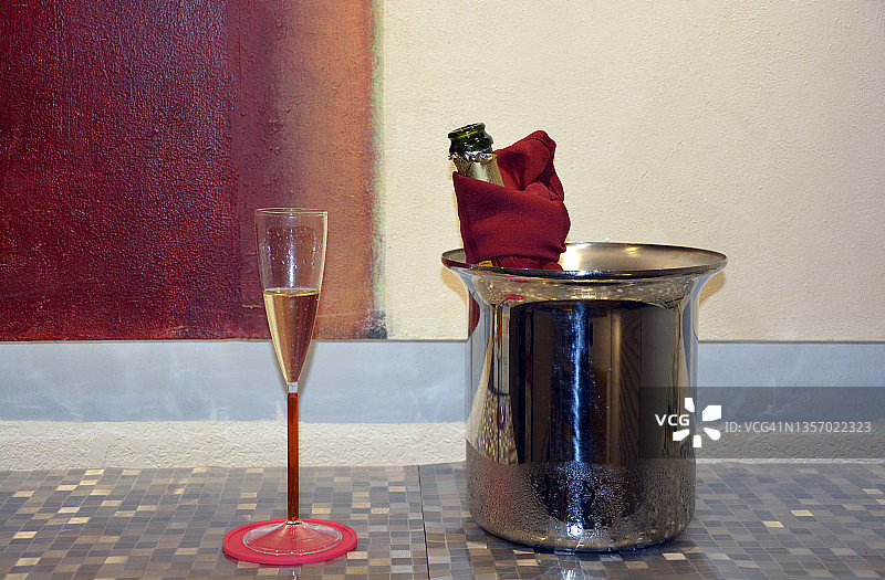 香槟杯和带瓶冷却器图片素材