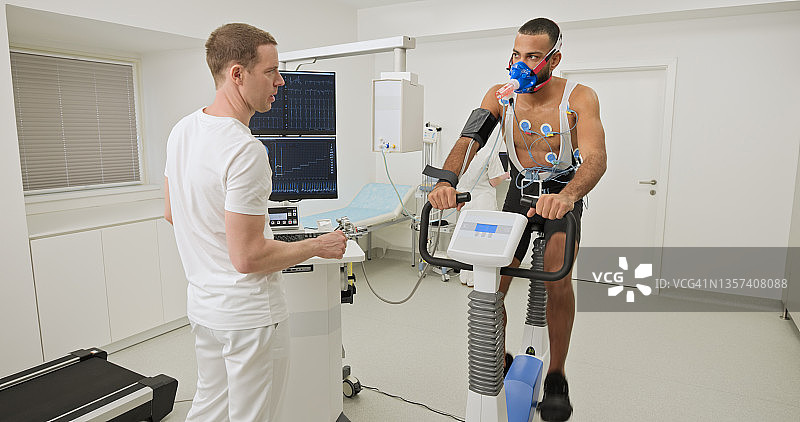 一名男子在诊所接受心肺压力测试图片素材