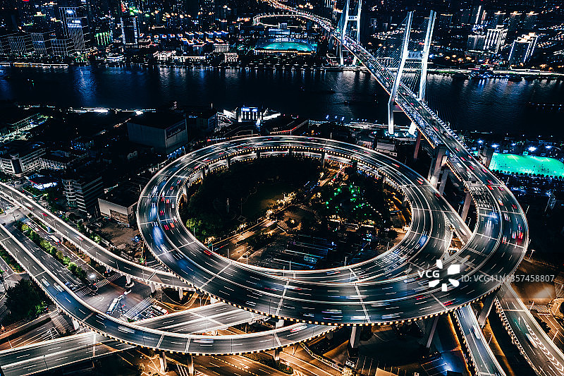 无人机视角的立交桥和城市交通在夜间图片素材