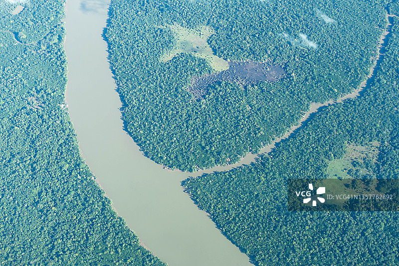 亚马逊雨林和一些河流的鸟瞰图图片素材