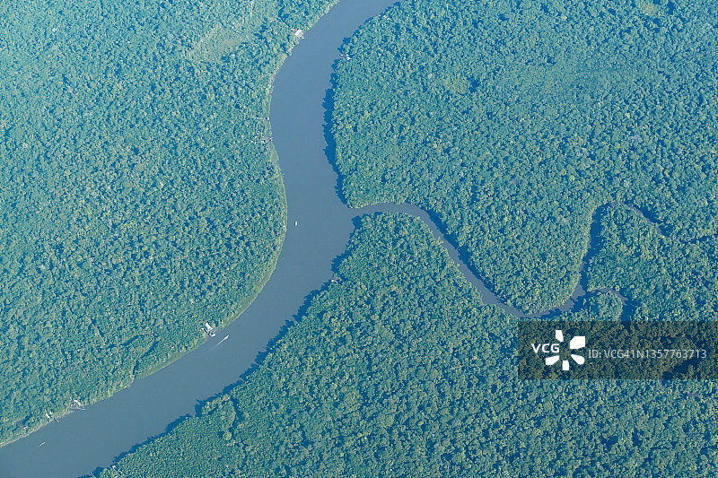 亚马逊雨林和一些河流的鸟瞰图。图片素材