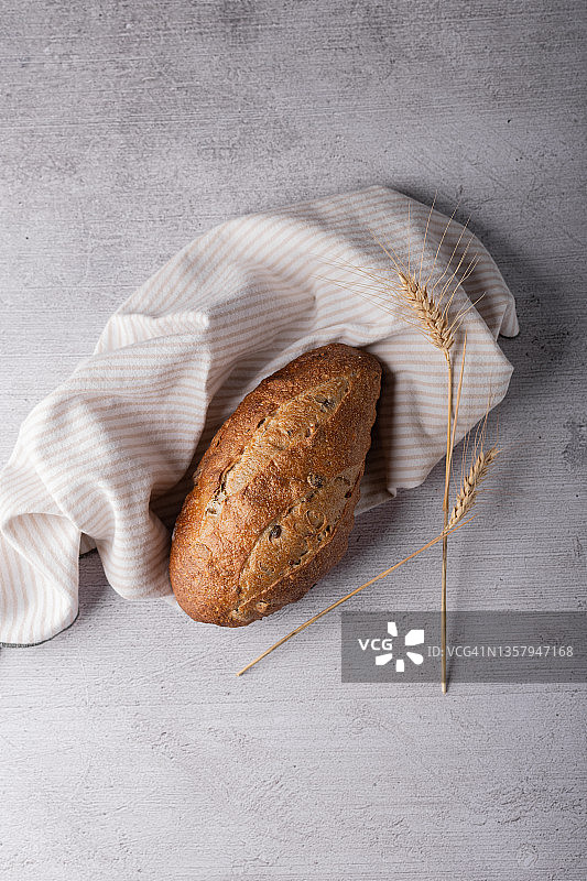传统橄榄全谷物面包与脆皮棕色。图片素材