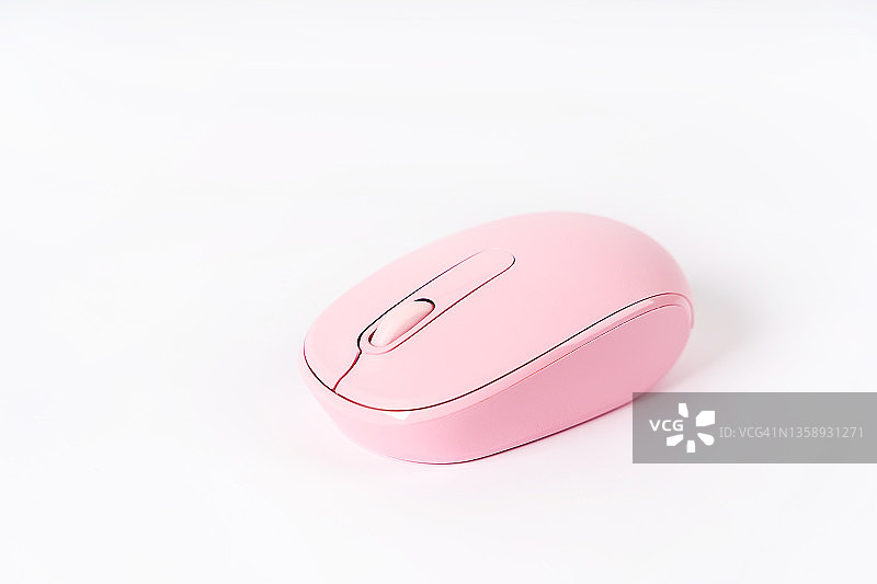 白色背景上的粉色鼠标。图片素材