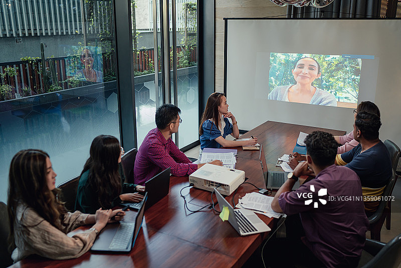 视频电话会议与印度妇女在屏幕上图片素材