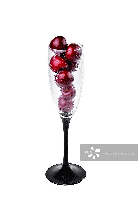 玻璃杯中的樱桃，成熟的樱桃在白色背景下，选择性聚焦图片素材