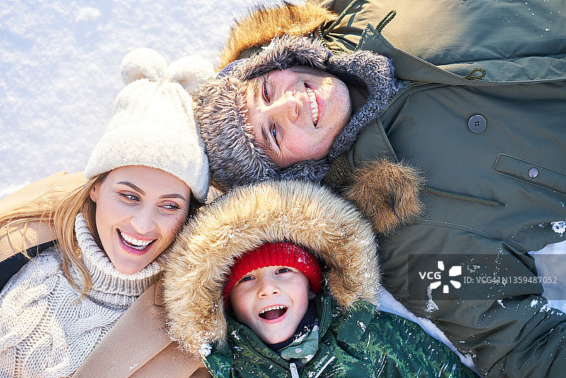 一个幸福的家庭在冬雪中玩耍图片素材