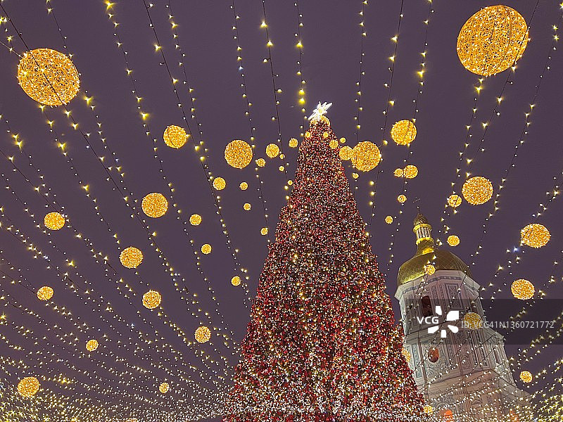 乌克兰首都基辅，古老的圣索菲亚大教堂附近，圣诞树装饰着金色的彩球。圣诞节和新年庆祝活动。图片素材