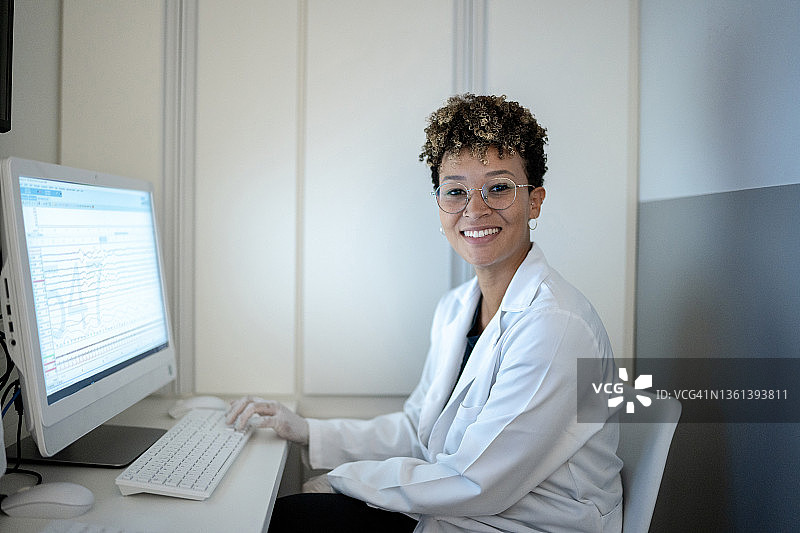 医生在医疗诊所的计算机上工作的肖像图片素材