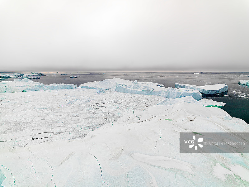 鸟瞰冰山。冰山正在融化，格陵兰岛北极圈的气候变化。的鸟瞰图图片素材