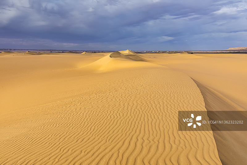 落日照耀在沙漠的沙丘上。埃及,白色的沙漠图片素材
