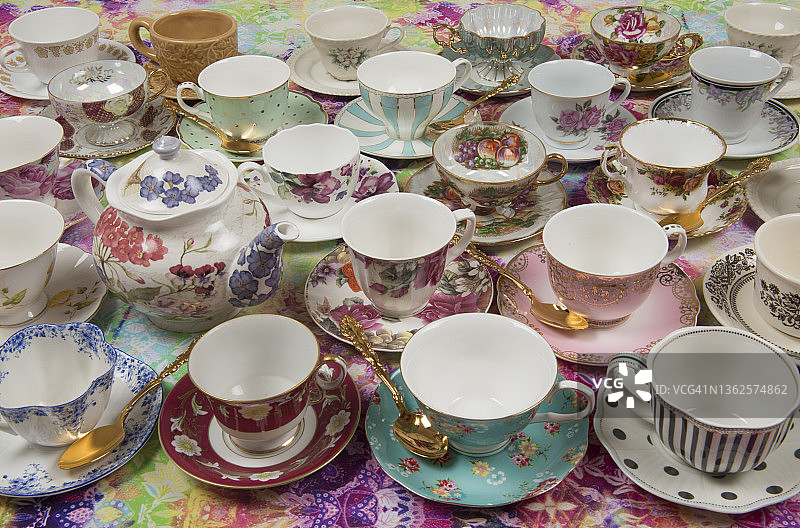 茶壶和茶杯，带金汤匙图片素材