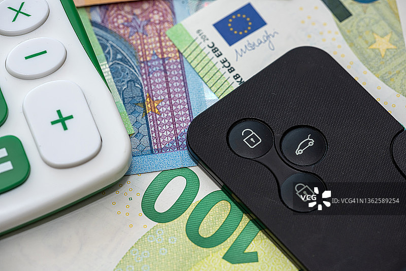 黑色自动钥匙成堆的欧元票据，抵押贷款或支付图片素材
