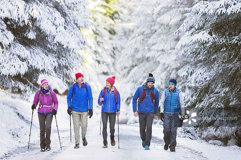 一家人在雪原林间徒步旅行图片素材