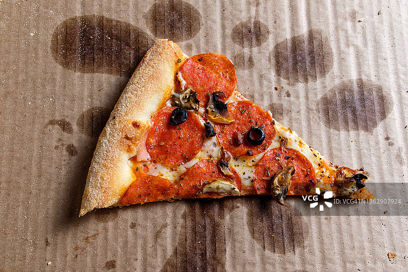 美味的意大利披萨披萨盒和外卖，白色背景或桌子。切片披萨配番茄、意大利辣香肠、培根和芝士。不健康的生活方式，暴饮暴食，垃圾食品，快餐的概念。送货到您的家或单位。图片素材