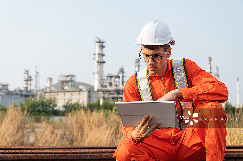在石油和天然气行业，白人安全工程师与平板电脑户外工作的肖像图片素材