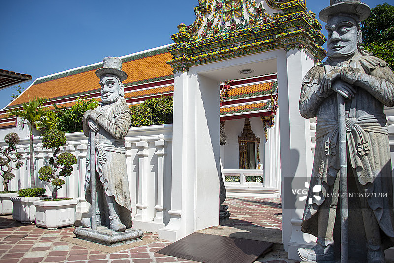 泰国曼谷卧佛寺建筑群，有大门守卫图片素材