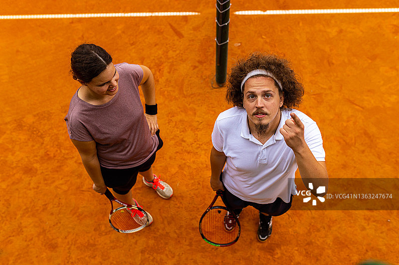 白人女性和男性对手的肖像，准备一场网球比赛图片素材