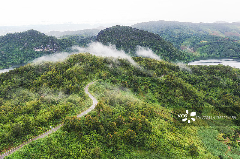 鸟瞰图，美丽的天路，在泰国南部的绿色丛林的山顶。图片素材