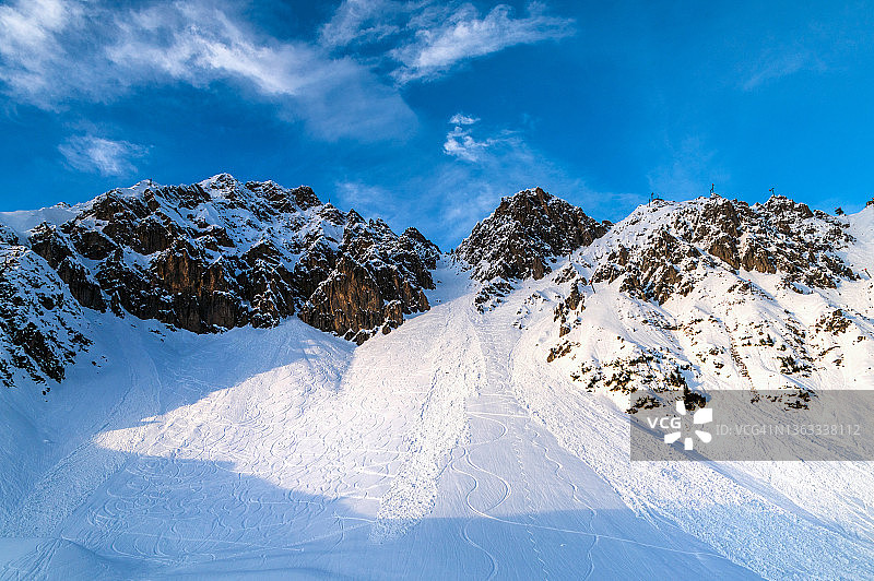 蓝天下的滑雪坡图片素材