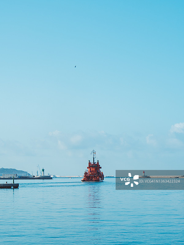 西班牙，卡塔赫纳- 2019年8月14日:一艘名为“Salvamento Marítimo”的船离开卡塔赫纳港，驶往地中海图片素材