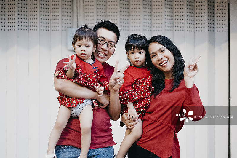 幸福家庭庆祝中国新年的画像图片素材