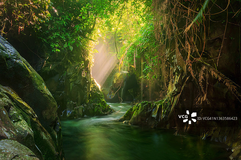 印度尼西亚热带森林的石头隧道瀑布，美丽的晨景图片素材