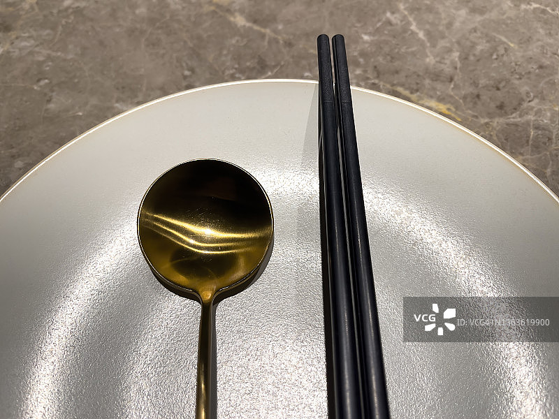 盘子里有筷子和金汤匙图片素材