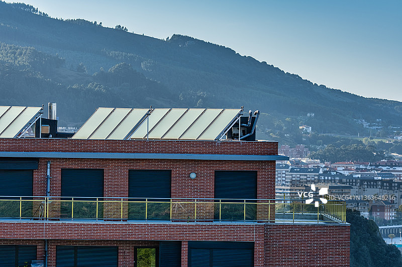 屋顶上的太阳能电池板图片素材