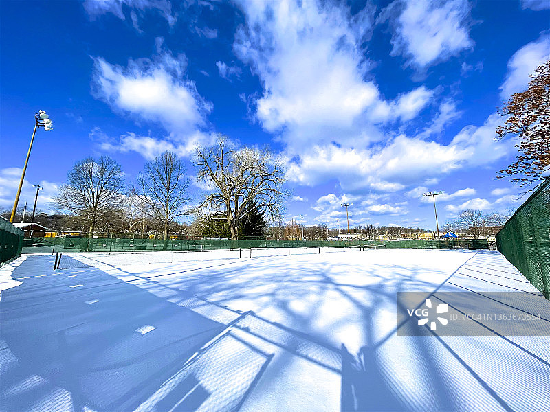 网球场雪地上的阴影，蒂内克图片素材