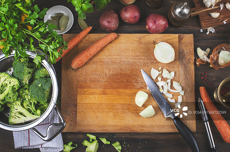准备蔬菜汤花椰菜，土豆和胡萝卜，平铺，复制空间。图片素材