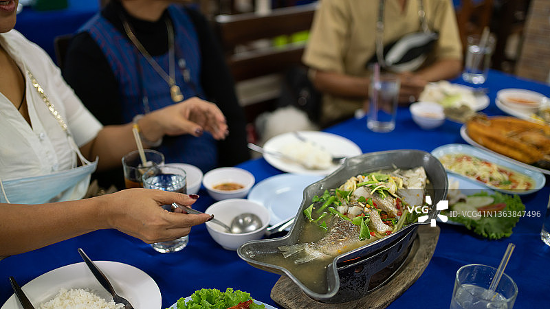 亚洲家庭聚会和吃饭图片素材