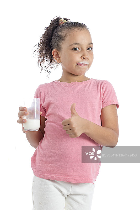 用美味牛奶竖起大拇指的女孩图片素材