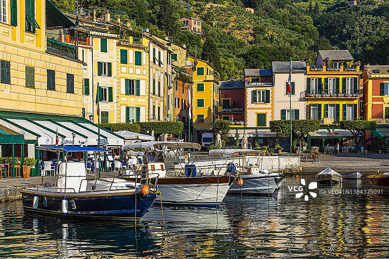在意大利利古里亚的波托菲诺港，船只停靠在色彩柔和的房屋前图片素材