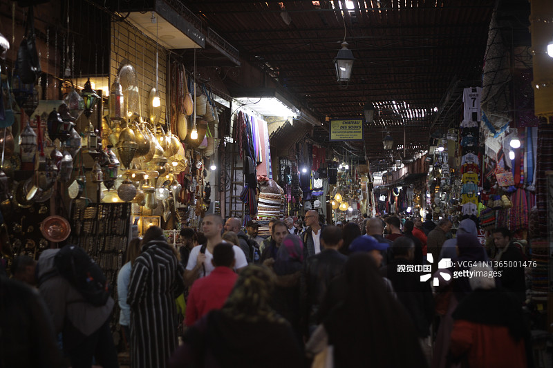 充满活力的摩洛哥集市挤满了游客图片素材