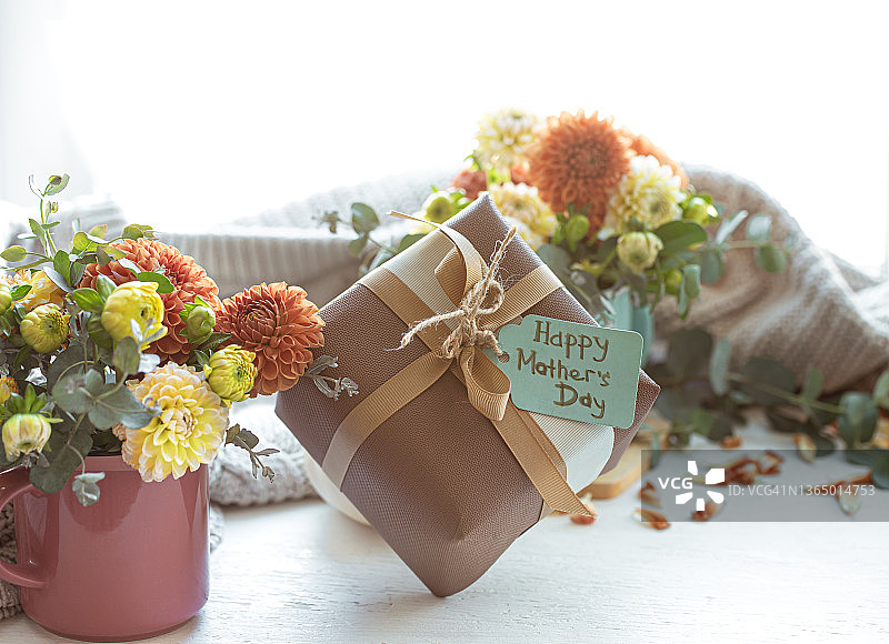 母亲节的喜庆构图，配有礼盒和鲜花。图片素材