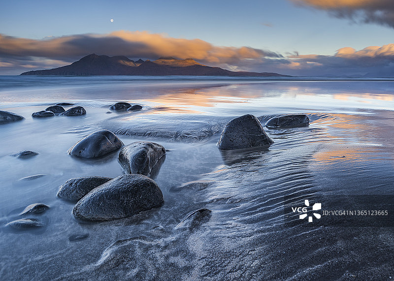 莱格海滩的日出在伊格尔岛，朗姆岛在远处。苏格兰图片素材